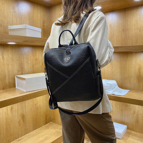 Naiste puhtast nahast metallelemendiga seljakoti mudel