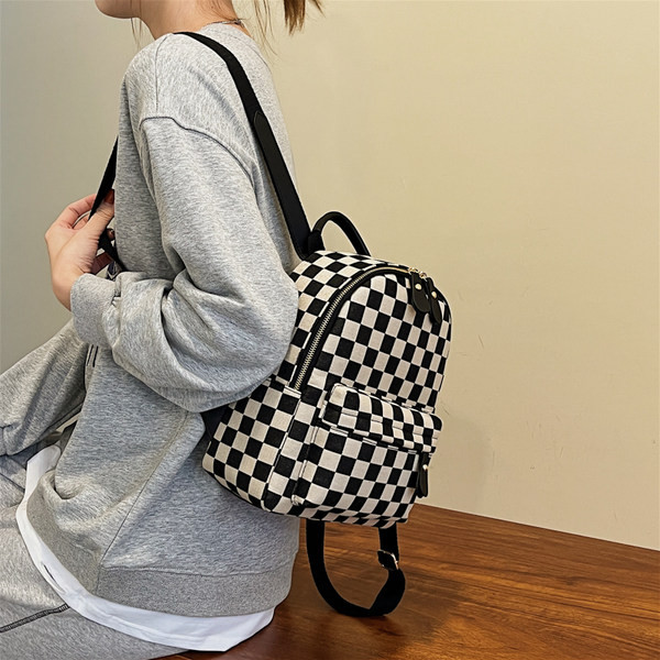 Stiilne naiste ruuduline tõmbluku ja taskuga seljakott