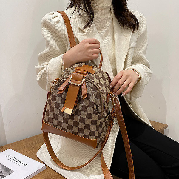 Stílusos női bőrtáska különböző modellekben