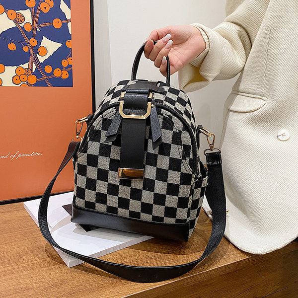 Stílusos női bőrtáska különböző modellekben