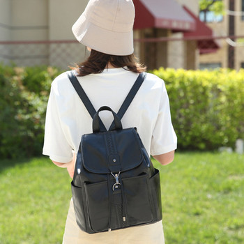 Μοντέρνα γυναικεία τσάντα σε μαύρο χρώμα με αγκράφα