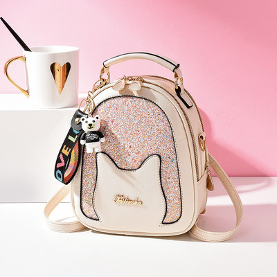 Moodne naiste seljakott läikiva elemendi ja lukuga