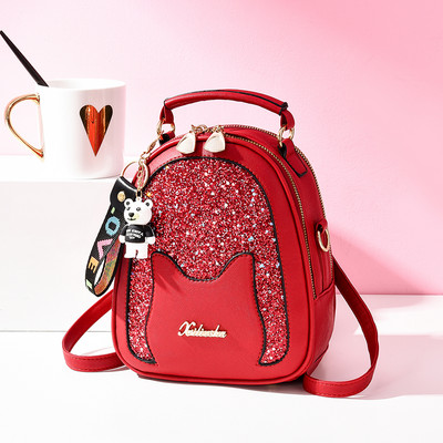 Moodne naiste seljakott läikiva elemendi ja lukuga