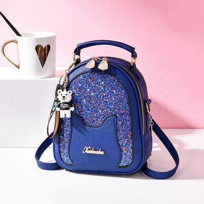 Moodne naiste seljakott läikiva elemendi ja lukuga