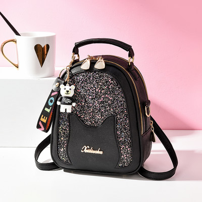 Moodne naiste seljakott läikiva elemendi ja lukuga