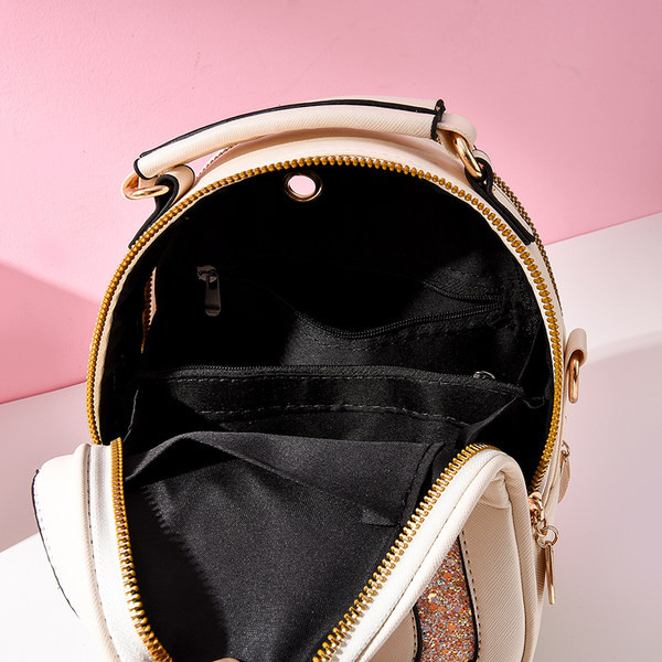 Moodne naiste seljakott läikiva elemendi ja lukuga