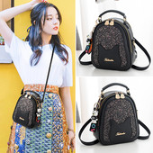 Väike naiste seljakott, millel on läikiv efekt ja metallist kiri