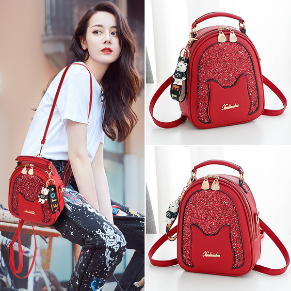 Väike naiste seljakott, millel on läikiv efekt ja metallist kiri