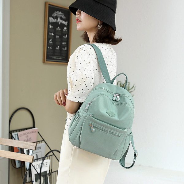 Igapäevane naiste seljakott embleemi ja esitaskuga