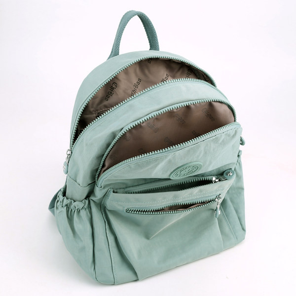 Igapäevane naiste seljakott embleemi ja esitaskuga