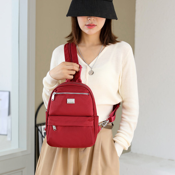 Naiste igapäevane esitasku ja tekstiilist lukuga seljakott