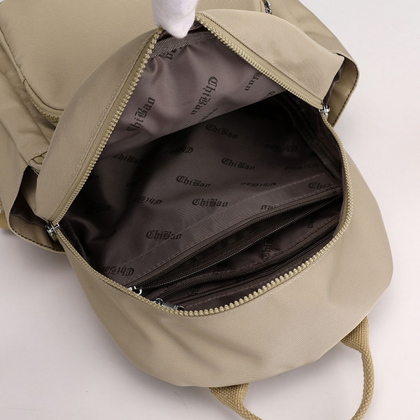 Uue mudeli nahast seljakott esitaskute ja tekstiilist käepidemetega