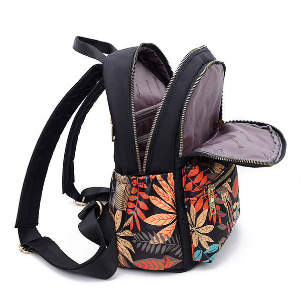 Praegune naiste seljakott koos rakendusega mitmel mudelil