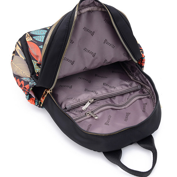 Praegune naiste seljakott koos rakendusega mitmel mudelil