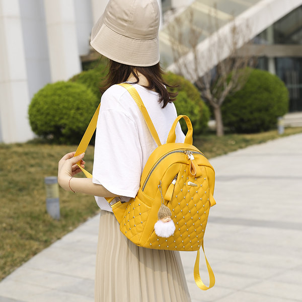 Naiste tepitud kunstnahast seljakott metallist kabedega