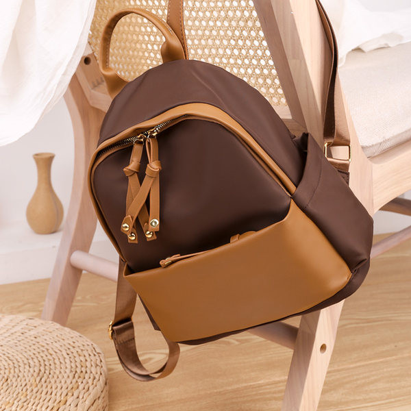 Moodne naiste seljakott tavaline lukuga mudel