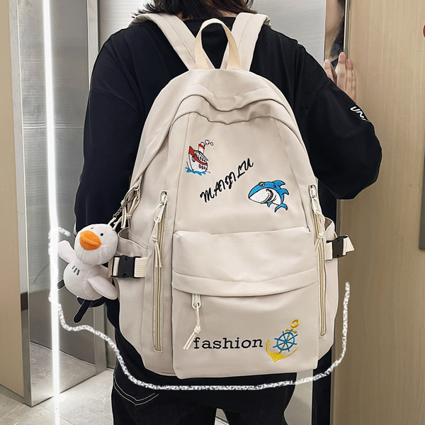 Mitmes värvitoonis tikandiga igapäevane seljakott