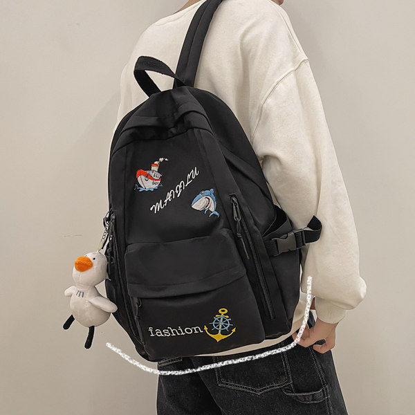 Mitmes värvitoonis tikandiga igapäevane seljakott