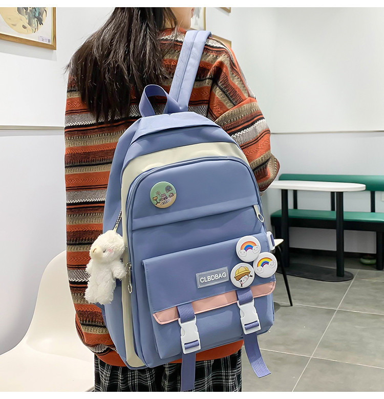 Moodne naiste seljakott luku ja tekstiilist lukuga