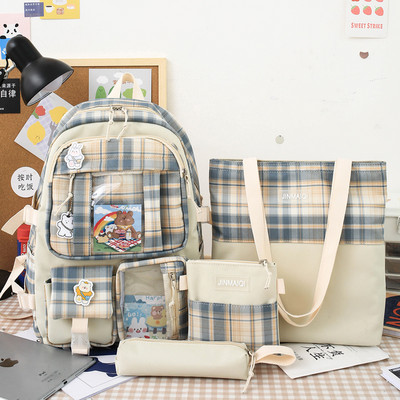 Kockás női hátizsák zsebekkel és kulcstartóval