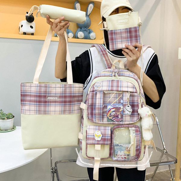 Kockás női hátizsák zsebekkel és kulcstartóval