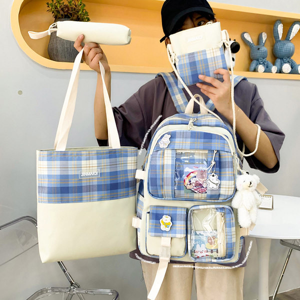 Kockás női hátizsák zsebekkel és kulcstartóval