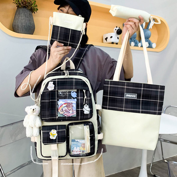 Kockás női hátizsák zsebekkel és kulcstartóval