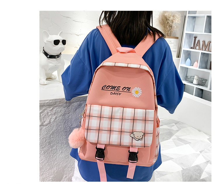 Modern iskolai hátizsák rátéttel és felirattal