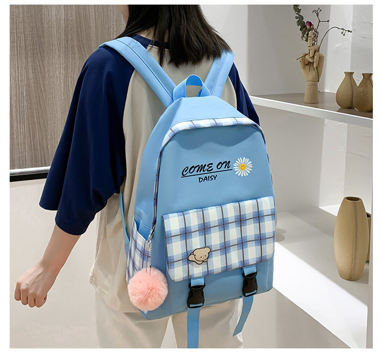 Modern iskolai hátizsák rátéttel és felirattal