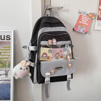 Moodne kooli seljakott luku ja tekstiilist pandlaga