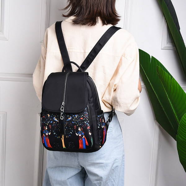 Neljas värvitoonis esitaskuga naiste seljakott