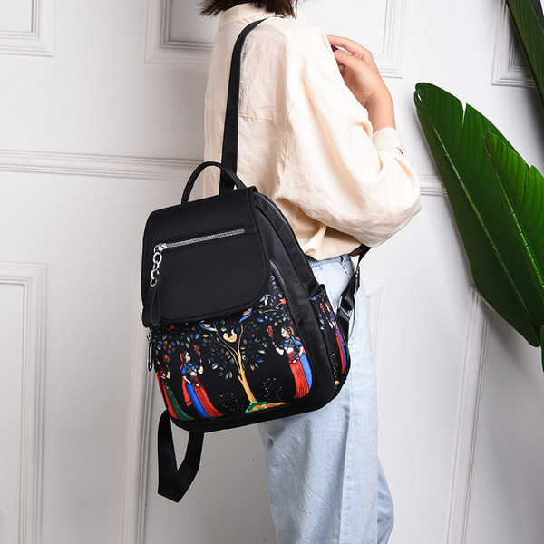 Neljas värvitoonis esitaskuga naiste seljakott