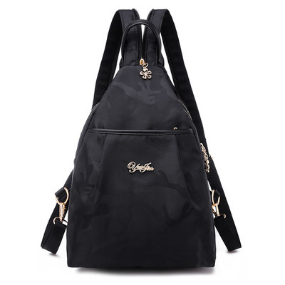 Kolmnurkne tekstiilist seljakott ja metallist kiri