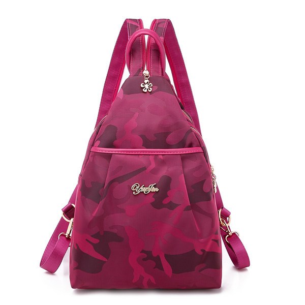 Kolmnurkne tekstiilist seljakott ja metallist kiri