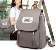 Γυναικείο υφασμάτινο σακίδιο πλάτης με έμβλημα και μεταλλικό κούμπωμα