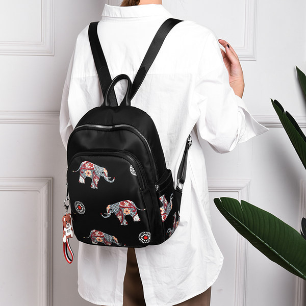 Stiilne naiste tekstiilist seljakott aplikatsiooni ja lukuga