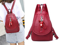 Naiste nahast seljakott luku ja ripatsiga