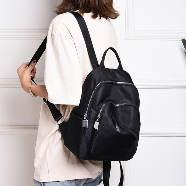 Igapäevasest riidest lukuga seljakott