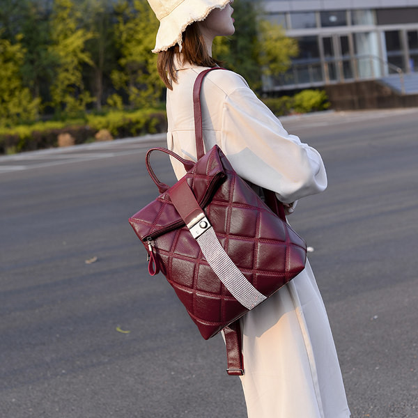 Kaasaegne naiste nahast seljakott metallelemendiga