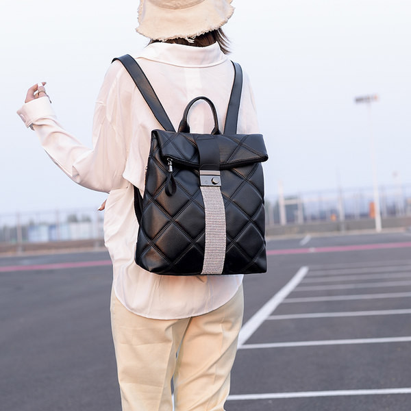 Kaasaegne naiste nahast seljakott metallelemendiga