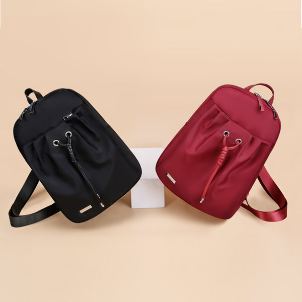 Kolmes värvitoonis esitaskuga naiste seljakott