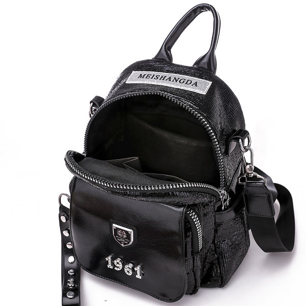 Μοντέρνο γυναικείο σακίδιο πλάτης με πούλιες και μεταλλικά στοιχεία