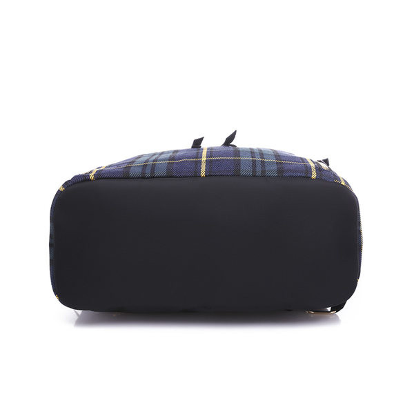 Moodne naiste ruuduline seljakott tekstiilist lukuga