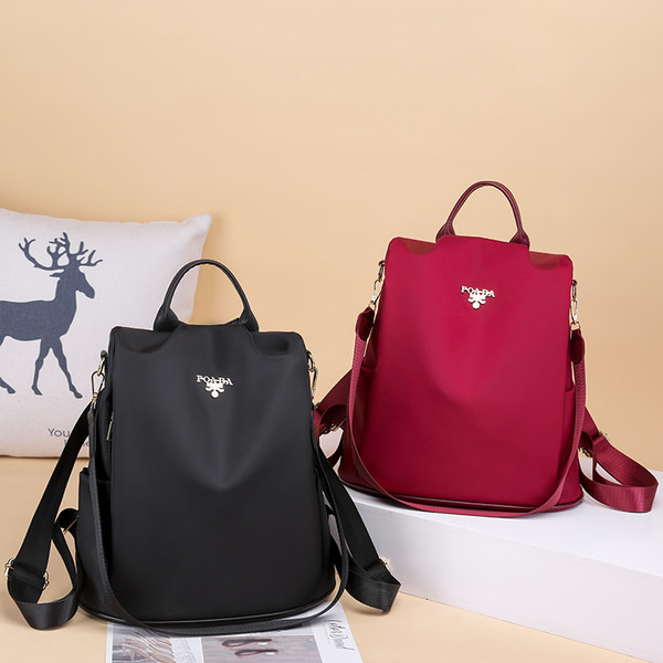 Női vászon hátizsák fém emblémával piros és fekete színben