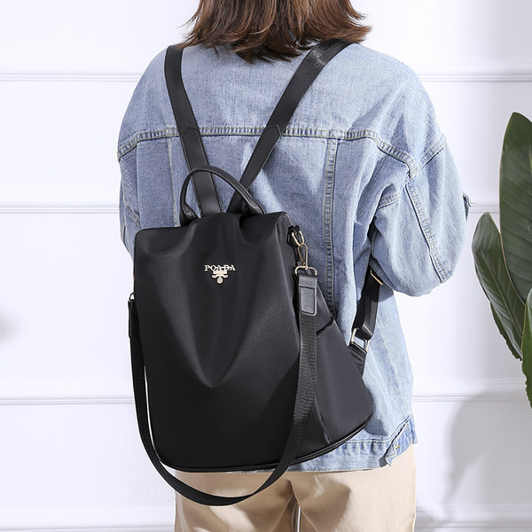 Női vászon hátizsák fém emblémával piros és fekete színben