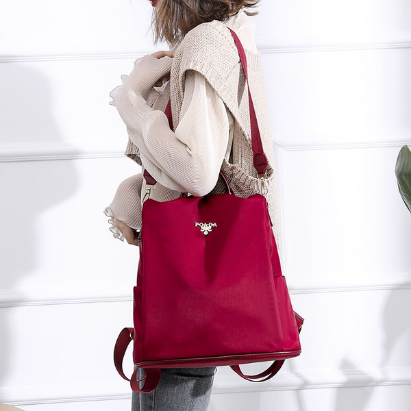 Női vászon hátizsák fém emblémával piros és fekete színben