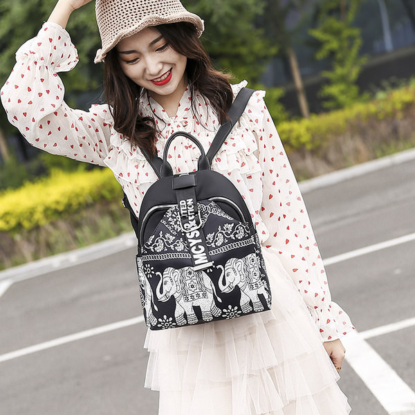 Naiste tekstiilist värvilise mustriga seljakott