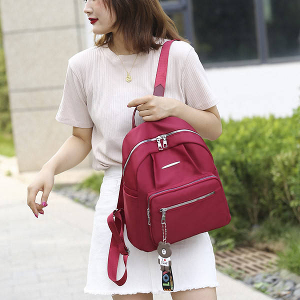 Naiste vabaaja tekstiilist seljakott esitaskuga