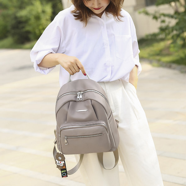 Naiste vabaaja tekstiilist seljakott esitaskuga