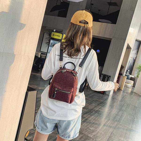 Elegantne naiste miniseljakott esitaskuga